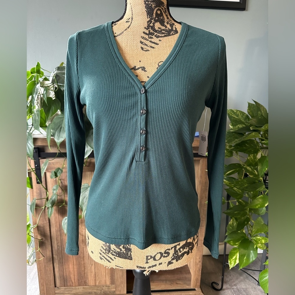 Old Navy ribbed top, NWT.